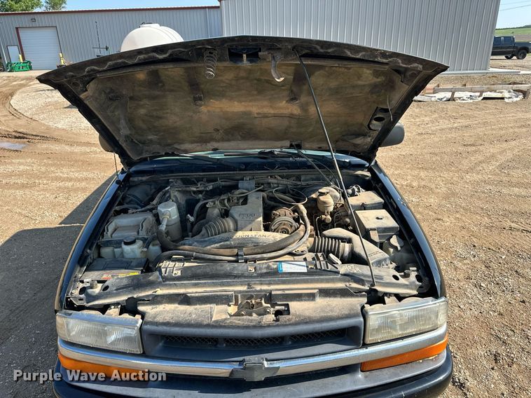 image for item KL9035 1999 Chevrolet S10  pickup truck