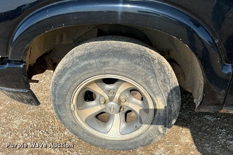 image for item KL9035 1999 Chevrolet S10  pickup truck