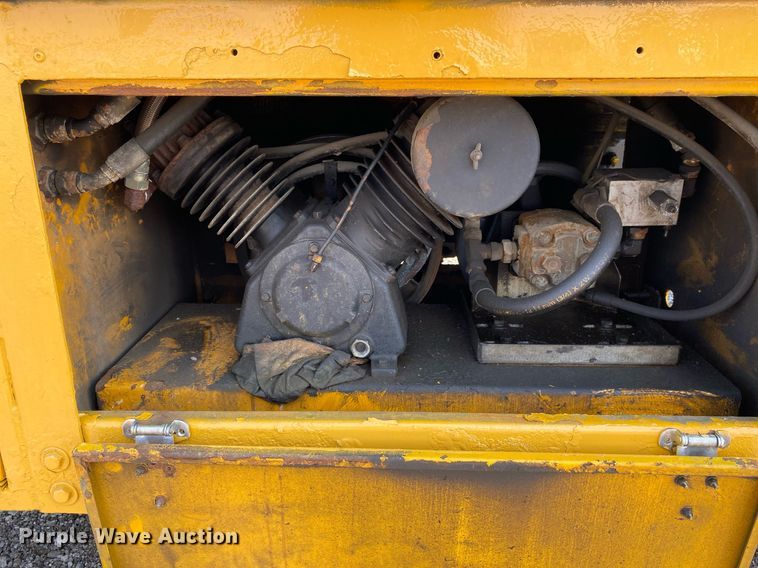 image for item KW9245 2008 Kenworth T300  fuel / lube truck