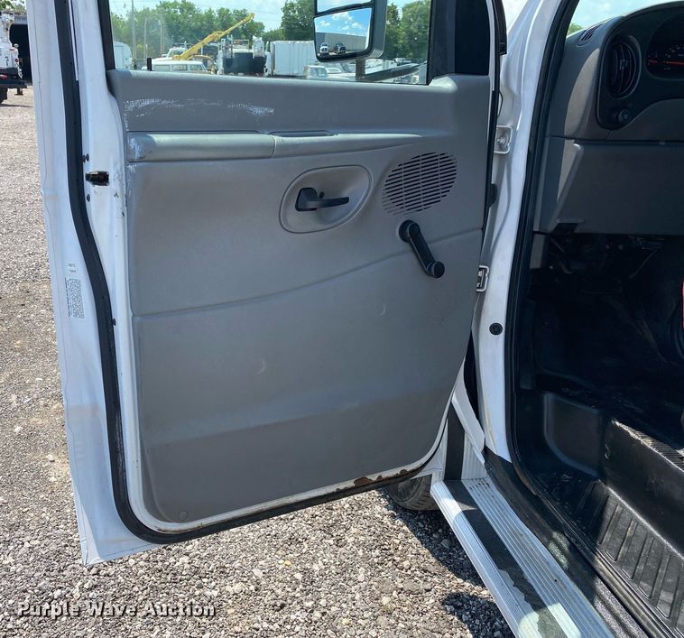 image for item KW9246 2008 Ford E450  shuttle bus