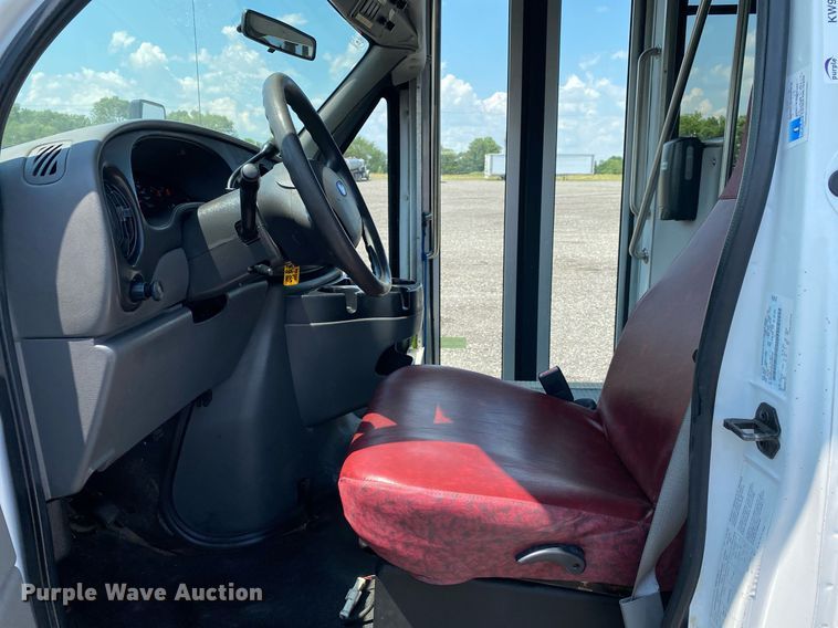 image for item KW9246 2008 Ford E450  shuttle bus