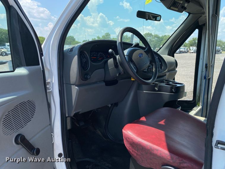 image for item KW9246 2008 Ford E450  shuttle bus