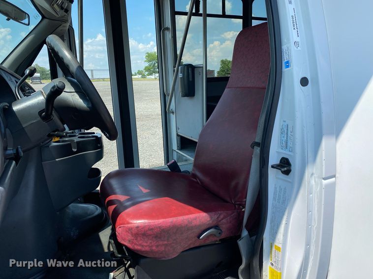 image for item KW9246 2008 Ford E450  shuttle bus