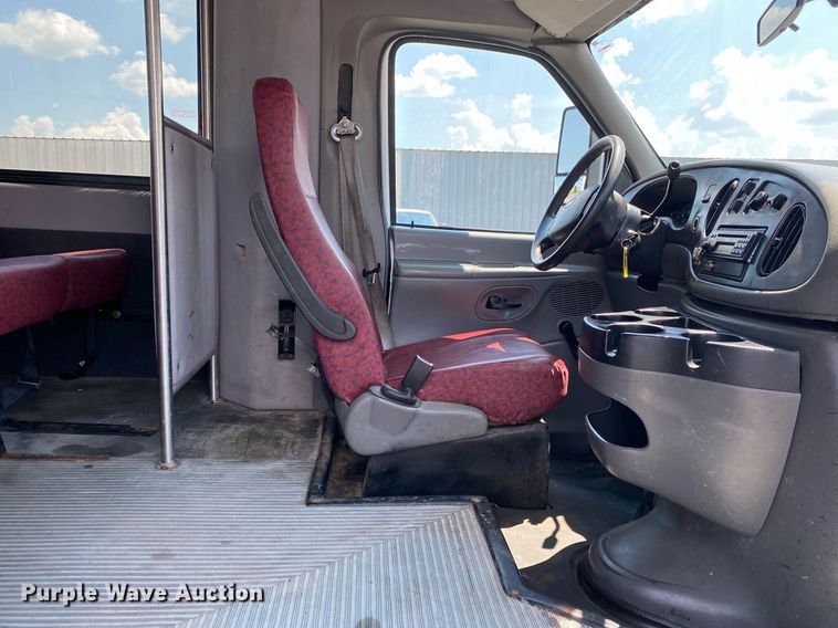 image for item KW9246 2008 Ford E450  shuttle bus