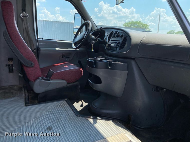 image for item KW9246 2008 Ford E450  shuttle bus