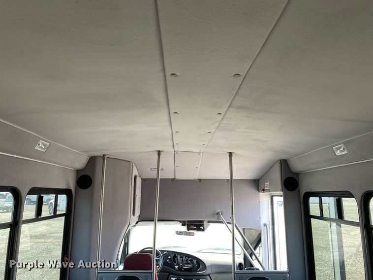 image for item KW9246 2008 Ford E450  shuttle bus