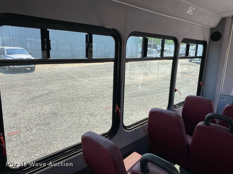 image for item KW9246 2008 Ford E450  shuttle bus