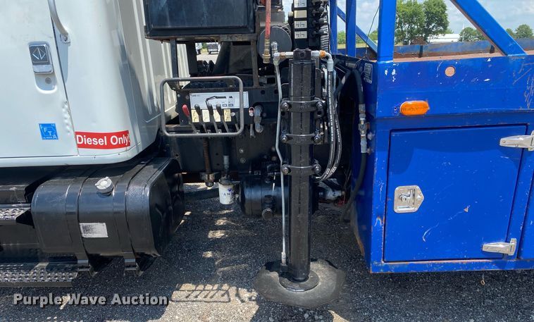 image for item KW9250 2001 International 4700  crane truck