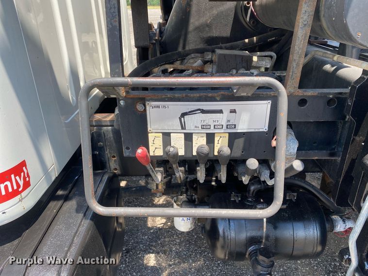 image for item KW9250 2001 International 4700  crane truck