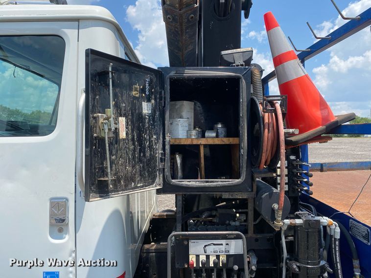 image for item KW9250 2001 International 4700  crane truck