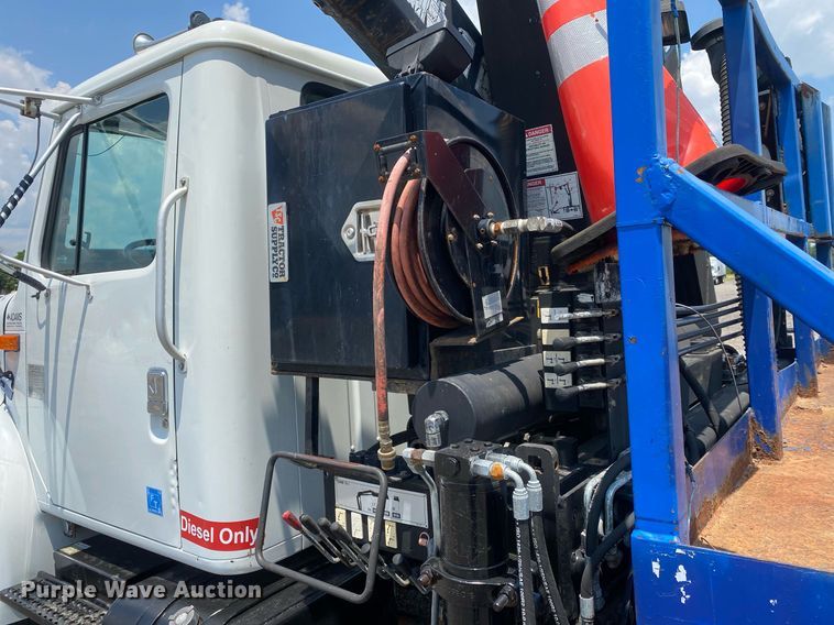 image for item KW9250 2001 International 4700  crane truck