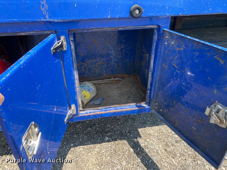 image for item KW9250 2001 International 4700  crane truck