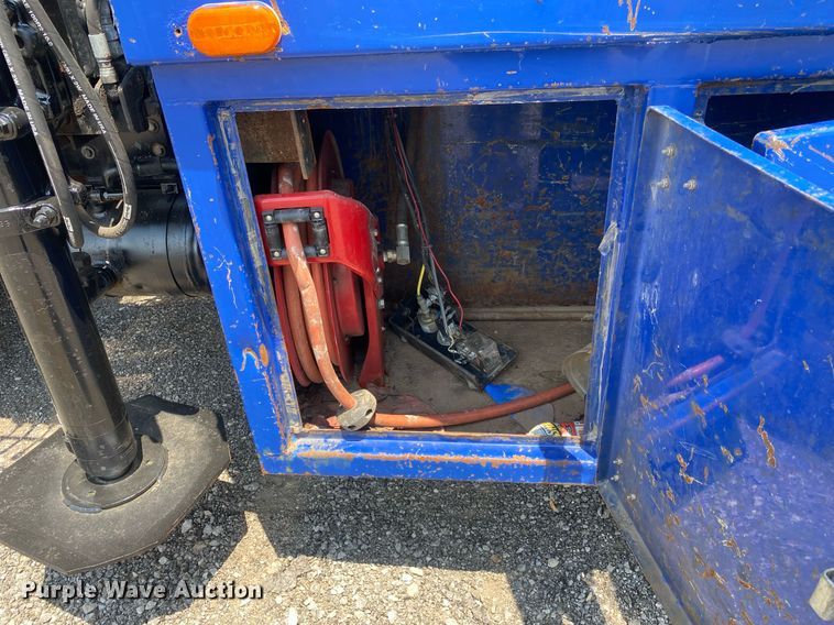 image for item KW9250 2001 International 4700  crane truck