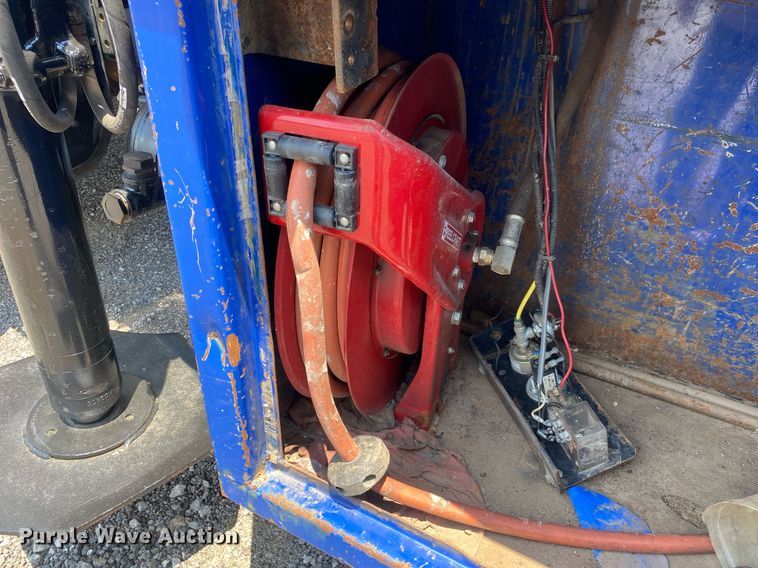 image for item KW9250 2001 International 4700  crane truck