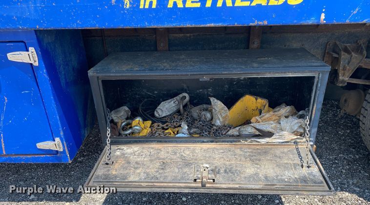 image for item KW9250 2001 International 4700  crane truck