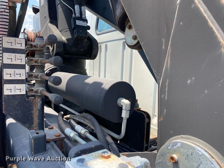 image for item KW9250 2001 International 4700  crane truck