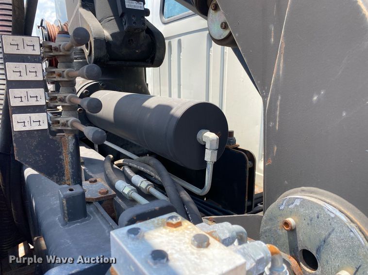 image for item KW9250 2001 International 4700  crane truck