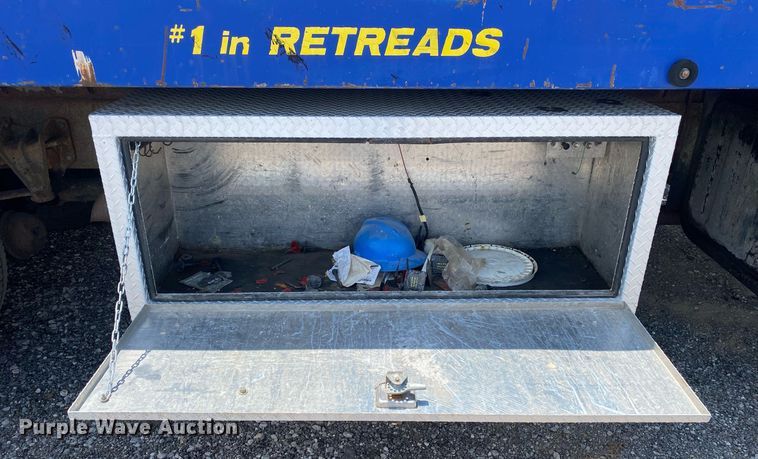 image for item KW9250 2001 International 4700  crane truck