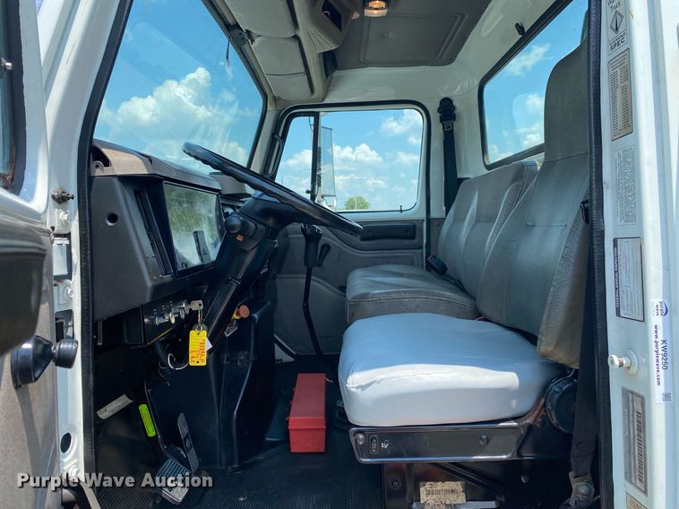 image for item KW9250 2001 International 4700  crane truck