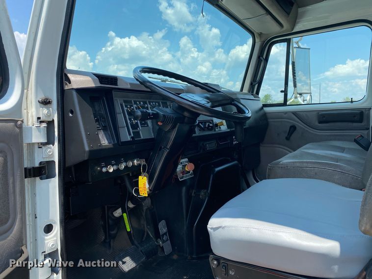 image for item KW9250 2001 International 4700  crane truck