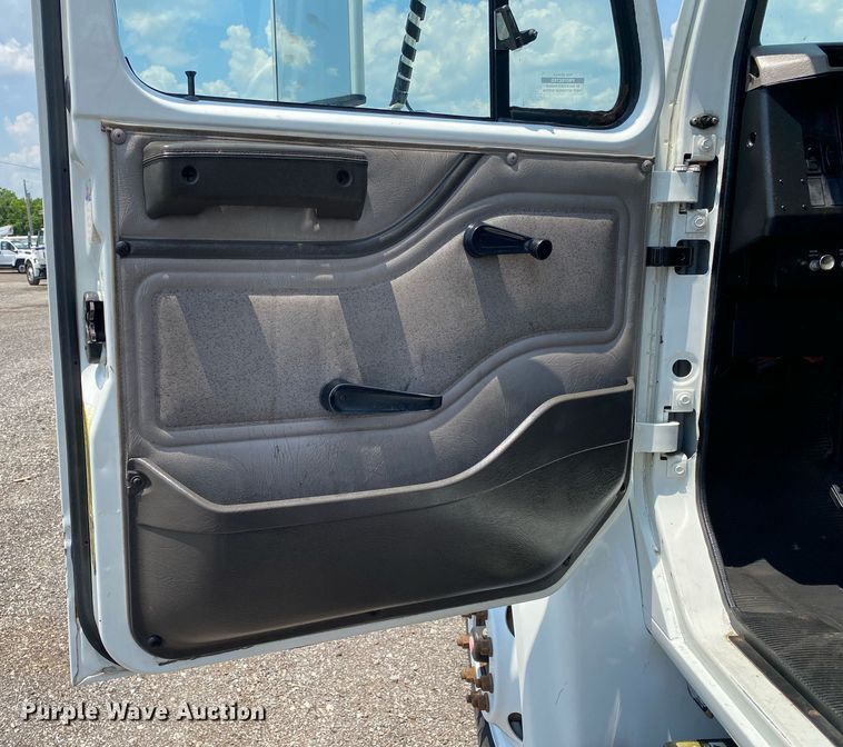 image for item KW9250 2001 International 4700  crane truck