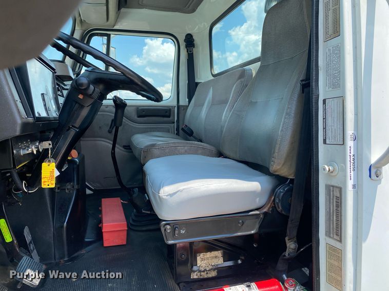 image for item KW9250 2001 International 4700  crane truck