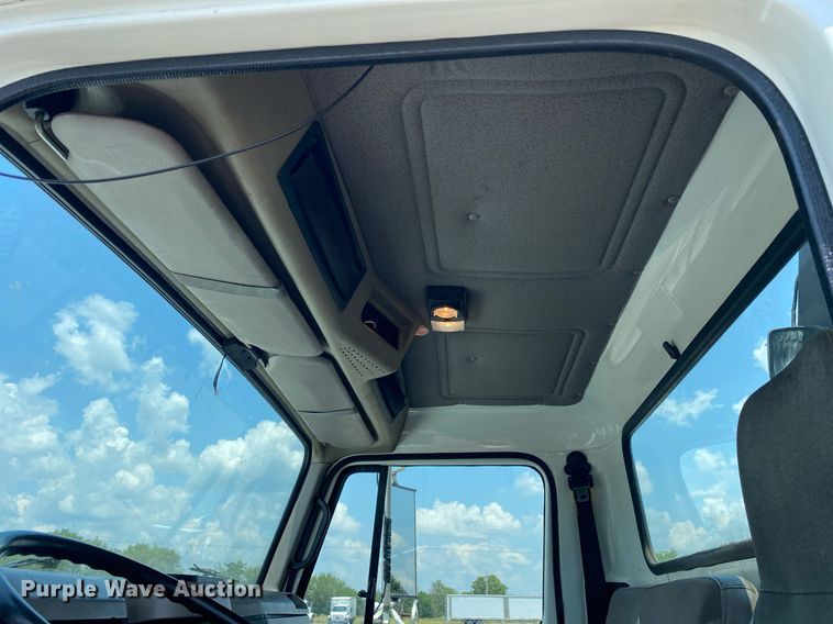 image for item KW9250 2001 International 4700  crane truck