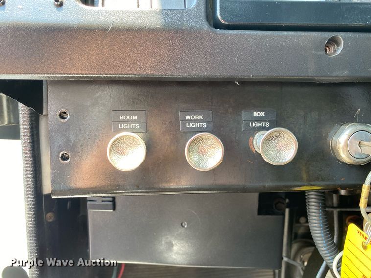 image for item KW9250 2001 International 4700  crane truck