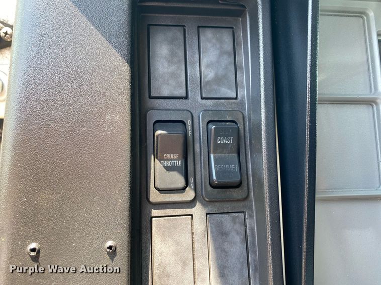 image for item KW9250 2001 International 4700  crane truck