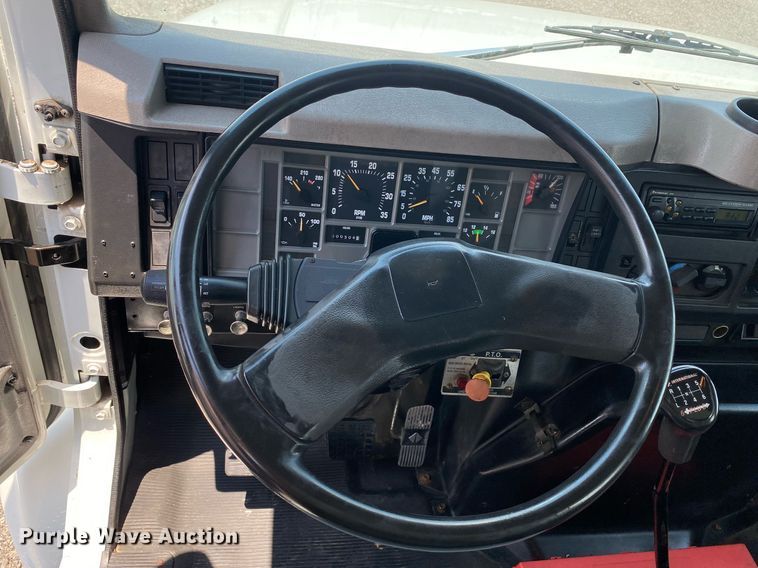 image for item KW9250 2001 International 4700  crane truck