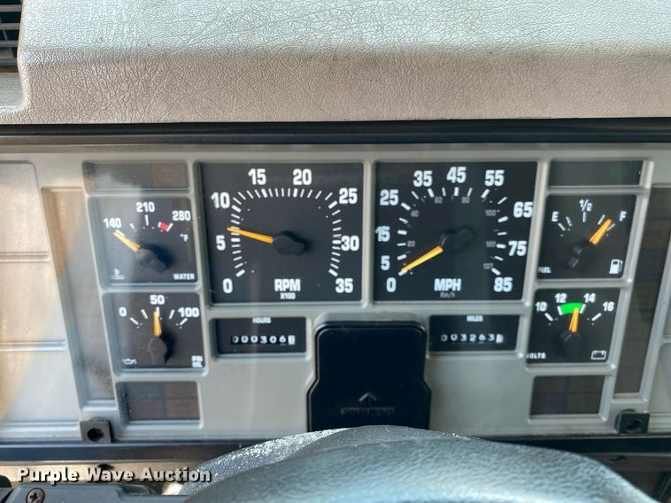 image for item KW9250 2001 International 4700  crane truck