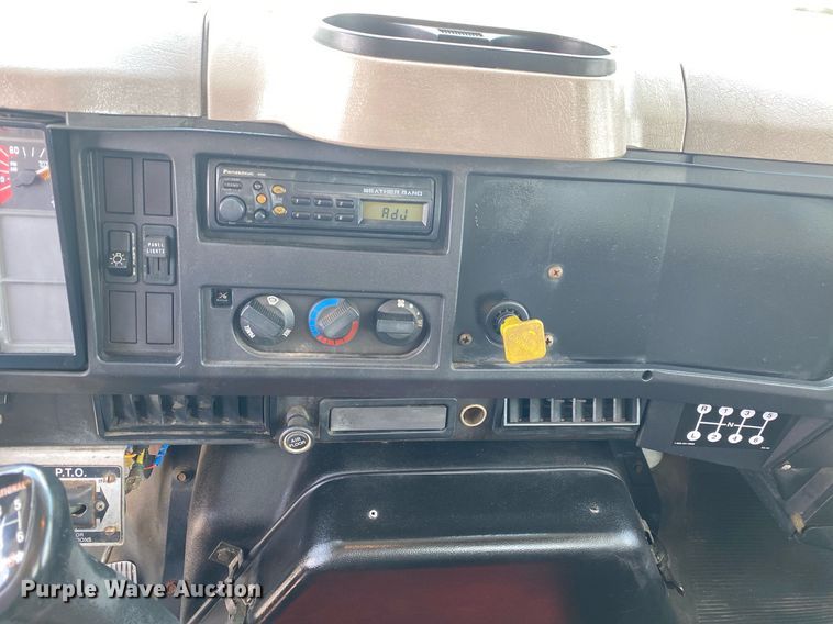 image for item KW9250 2001 International 4700  crane truck