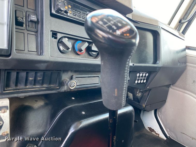 image for item KW9250 2001 International 4700  crane truck