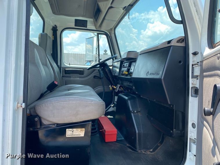 image for item KW9250 2001 International 4700  crane truck