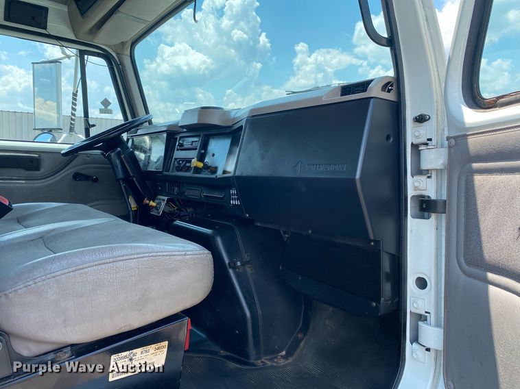 image for item KW9250 2001 International 4700  crane truck