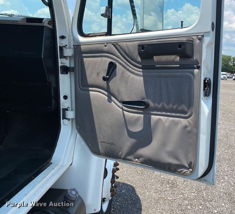 image for item KW9250 2001 International 4700  crane truck