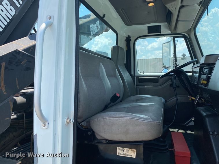 image for item KW9250 2001 International 4700  crane truck