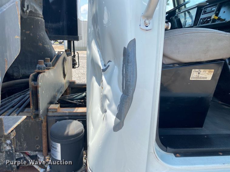 image for item KW9250 2001 International 4700  crane truck