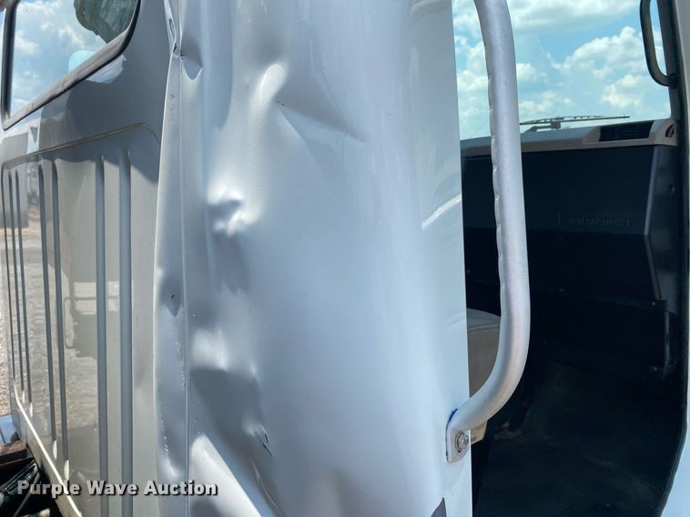 image for item KW9250 2001 International 4700  crane truck