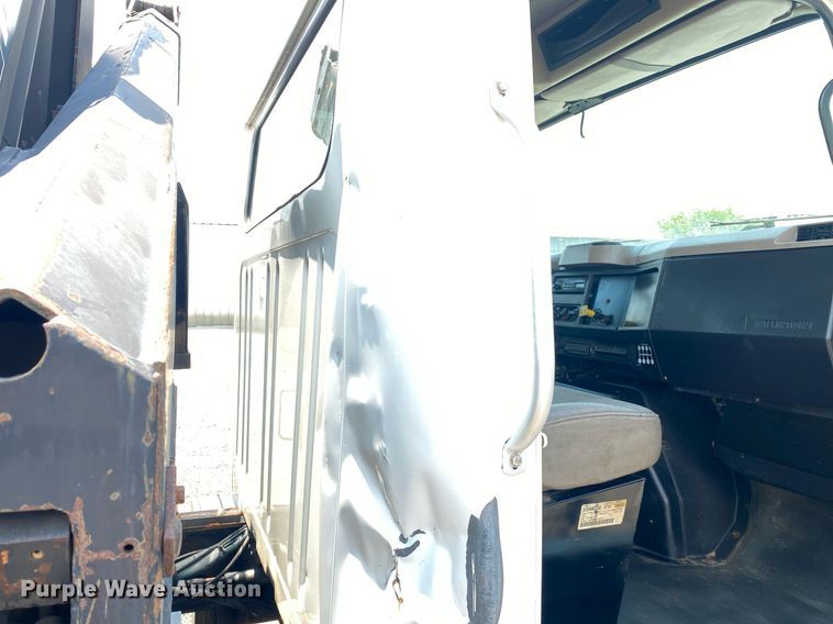 image for item KW9250 2001 International 4700  crane truck