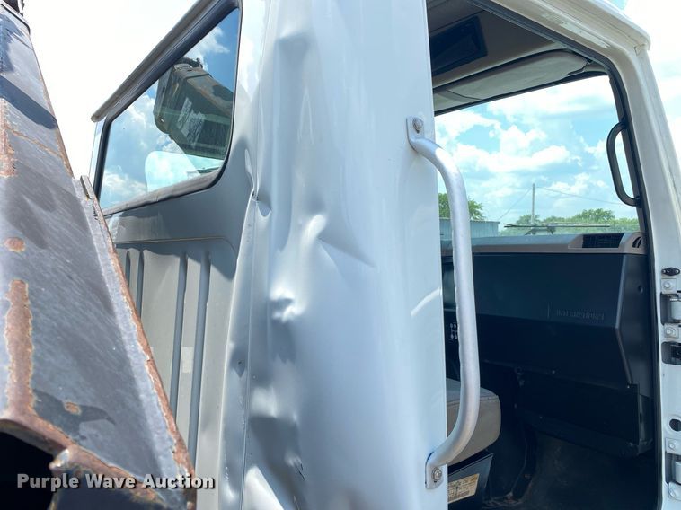 image for item KW9250 2001 International 4700  crane truck