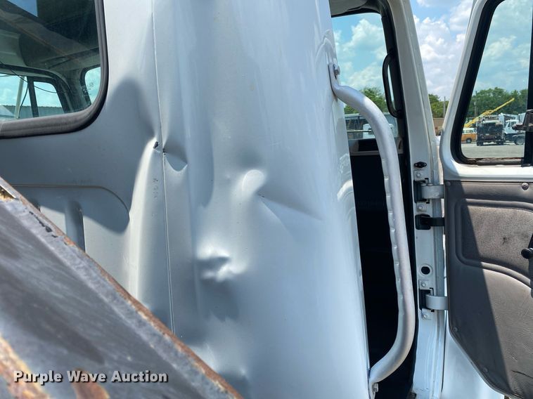 image for item KW9250 2001 International 4700  crane truck