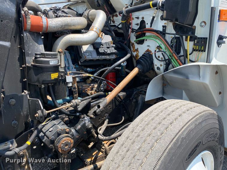 image for item KW9250 2001 International 4700  crane truck