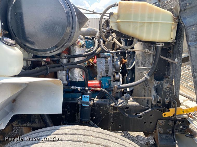 image for item KW9250 2001 International 4700  crane truck