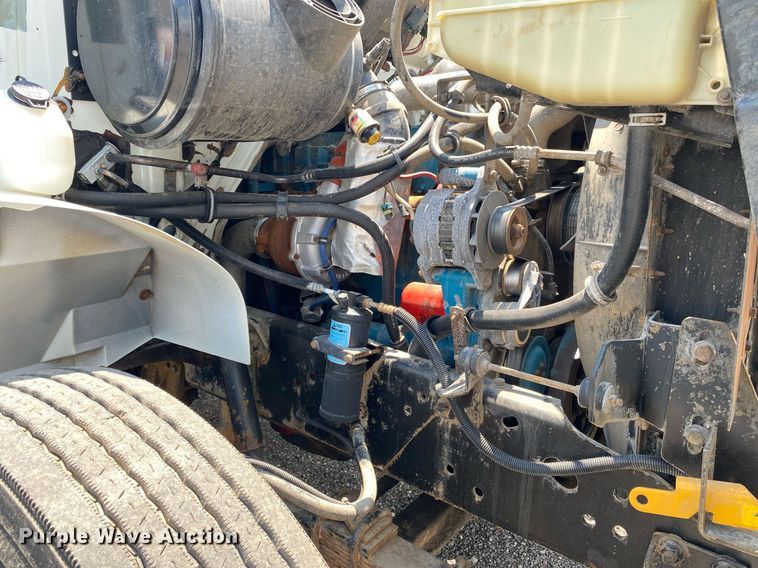 image for item KW9250 2001 International 4700  crane truck