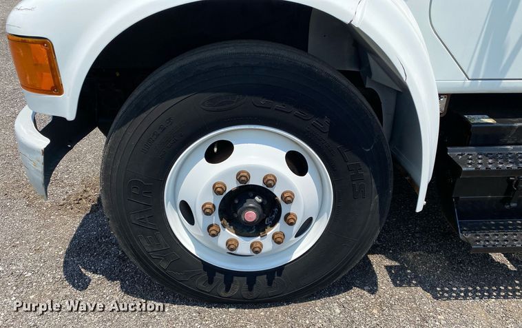 image for item KW9250 2001 International 4700  crane truck