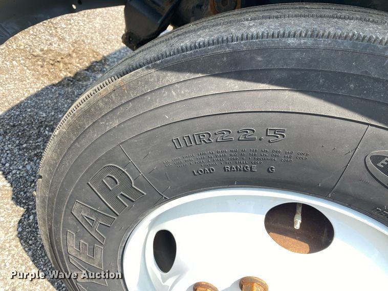 image for item KW9250 2001 International 4700  crane truck