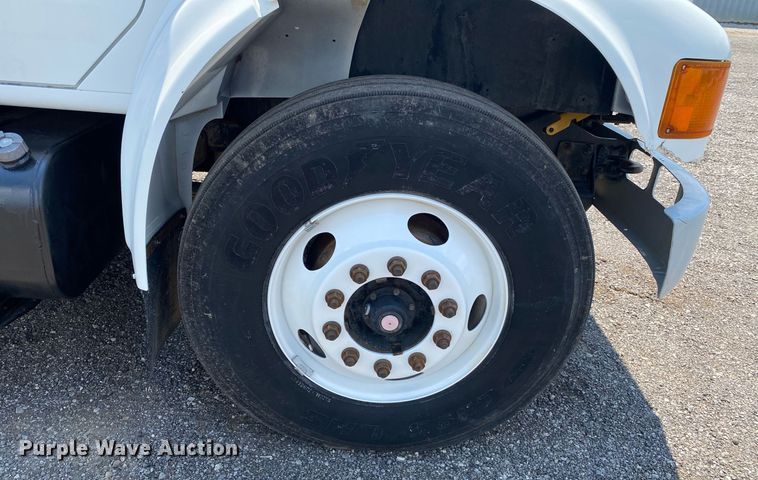 image for item KW9250 2001 International 4700  crane truck