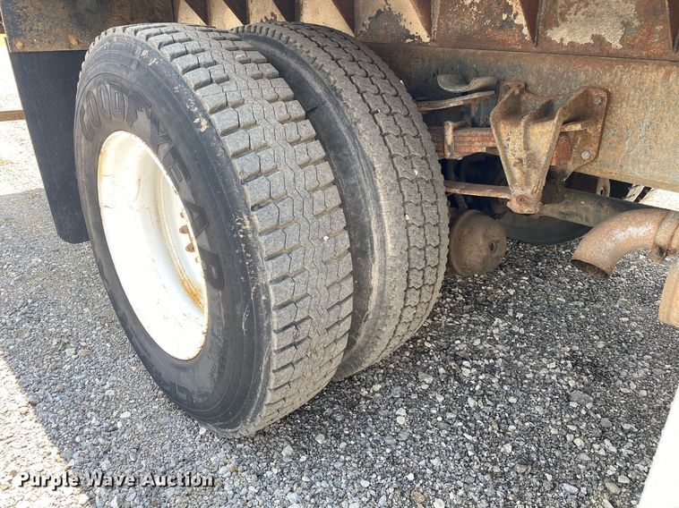 image for item KW9250 2001 International 4700  crane truck