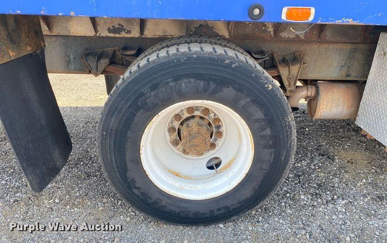 image for item KW9250 2001 International 4700  crane truck